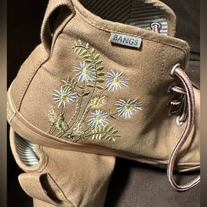 🌼Bangs Boone High Top! Tan/Khaki Floral Pattern Size 10🌼